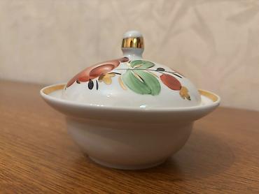 флаг ссср: Сахарница, маслёнка. 
СССР, Барановка фарфор, ручная роспись — 3