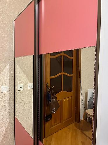 balaca dolab: Güzgülü sürgülü qapılı şkaf Şəkildə yan tərəfdə görünən kiçik — 4