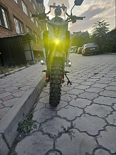 эндуро китайский купить: Эндуро/адвентур мотоцикл SYCMC (бренд на наклейках) бело‑черного — 3