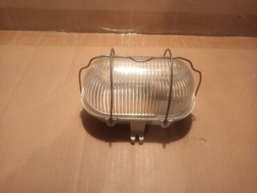 Rasveta: Tri zidne-plafonske lampe (tzv. brodske armature). Sve tri su — 3