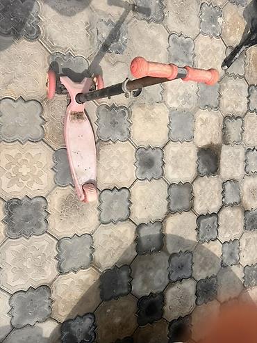 mopet elektrik: Uşaq skuter – 3 təkərli, dönmə istiqaməti sükanı əyərək idarə olunur — 2