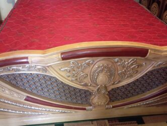 купить двуспальную кровать с матрасом бу: Спальный гарнитуру менен сатылат жангактан жасалган абалы жакшы