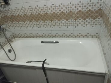 бу брон эшик: Белая ванна классической прямоугольной формы, оснащенная удобными