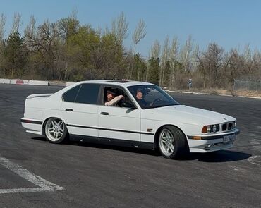 e34 4 4: Белый седан BMW E34 с люком и легкосплавными дисками. R18 37 стиль