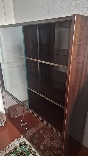 aqac: Şüşəli vitrin dolabı - Material: korpus,qoz aqacı ön hissədə — 1
