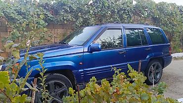 Jeep: Jeep Grand Cherokee (ZJ) – mavi rəngli, 5 qapılı SUV - Mühərrik: V8 — 3