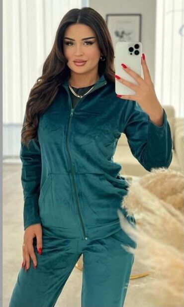 Gornji i donji deo: Plisane trenerke,vece velicine.
2.700
L,XL,2XL,3XL — 4