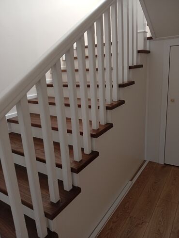 Деревянные лестницы: Деревянная лестница Для дома, Вид дерева: Грецский орех, Форма лестницы: Прямая, Стиль: Классический — 16