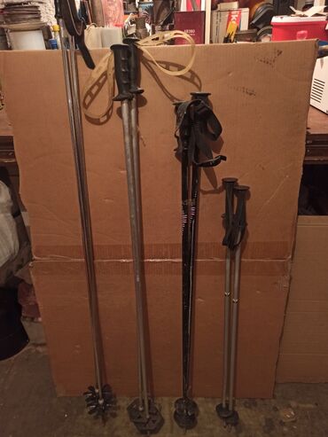 Oprema za skijanje: Četiri para skija različitih dužina i stanja. Detaljnije u — 1