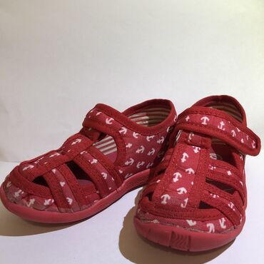 красные детские туфли: Детские Сандали для садика. В отличном состоянии, размер 23