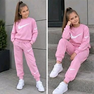 trenerke stradivarius: DEČIJE TRENERKE
materijal pamuk
Veličine 14
Cena 2900 dinara — 2