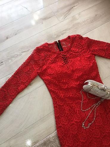 cipkane haljine: Elegantna crvena čipkana haljina + srebrna večernja torbica - Kroj — 3
