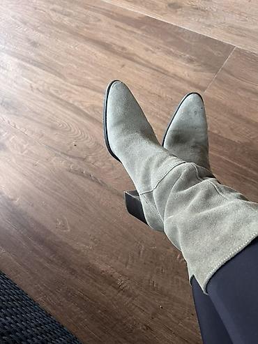 bearpaw cizme: Ženske čizme do kolena – sivkasto-bež antilop - Materijal: mekani — 4