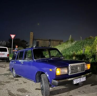 maşın ucuz: Göy rəngli VAZ-2104 universal avtomobili. Daxili hissəsi qara rəngdə
