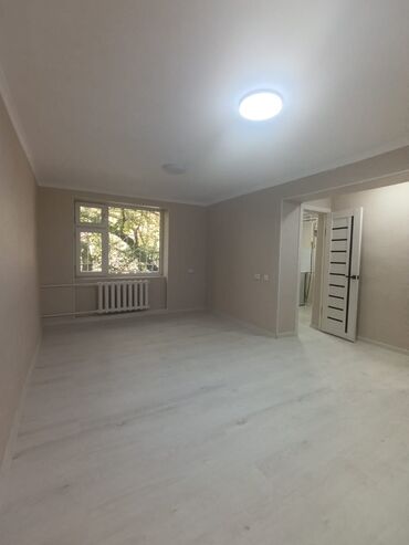 продаю 2х ком кв бишкеке без ремонта токтогул ткрусбекова: 2 бөлмө, 45 кв. м, 1 кабат, Косметикалык ремонт