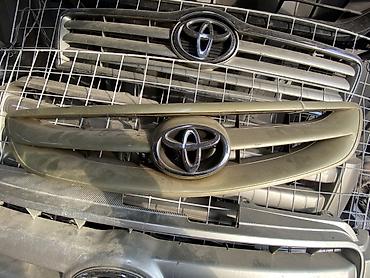 Решётка радиатора Toyota с эмблемой бренда. Оригинальная передняя