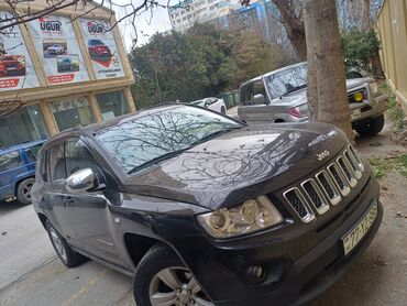 kvadrasikl satışı: Jeep Compass Limited modelinin qara rəngli avtomobili. Qabaq hissədə