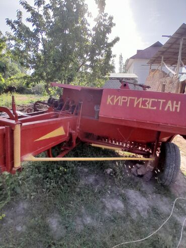 продаю или меняю обмен: Пресс-подборщик красного цвета с желтыми акцентами, предназначенный