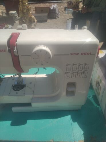 бытовой швейная машинка: Швейная машина Janome, Полуавтомат