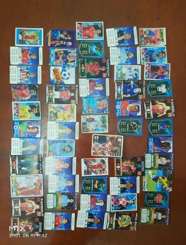 Avtomobil modelləri: Müxtəlif futbolçuların təsvirlərini əks etdirən geniş futbolçu