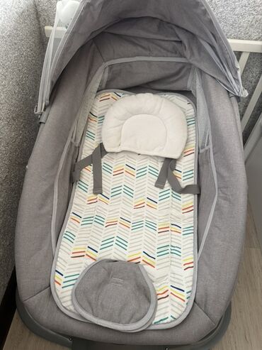 детскую коляску и кроватку: Детская люлька-качалка электрическая2500 И коляска в отличном