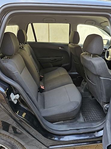 Opel: Opel Astra – qara rəngdə, universal kuzov Xüsusiyyətlər: - Kuzov — 10