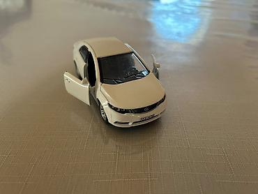 mini kia: Ağ rəngli sedan tipli metal oyuncaq avtomobil modeli - Material — 2