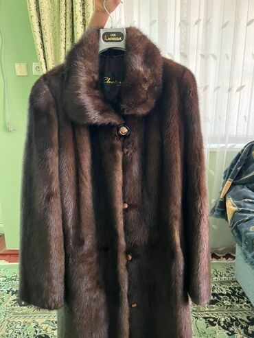 одежда в рассрочку: Шуба из натурального меха коричневого цвета. Модель имеет отложной