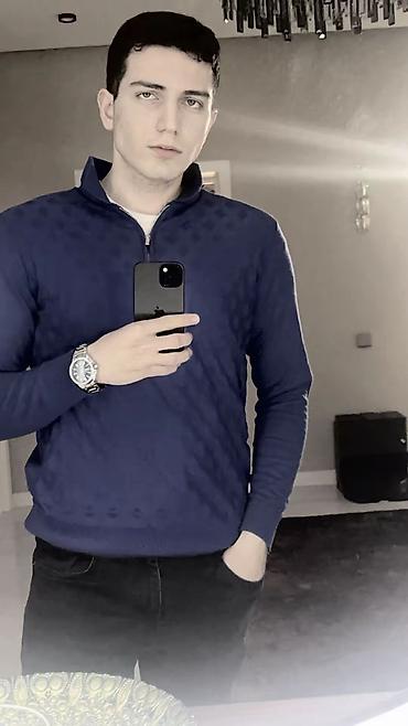Kişi geyimləri: Kişi üçün bədənə oturan (slim fit) kofta satılır. Rəngi çox gözəl tünd — 2