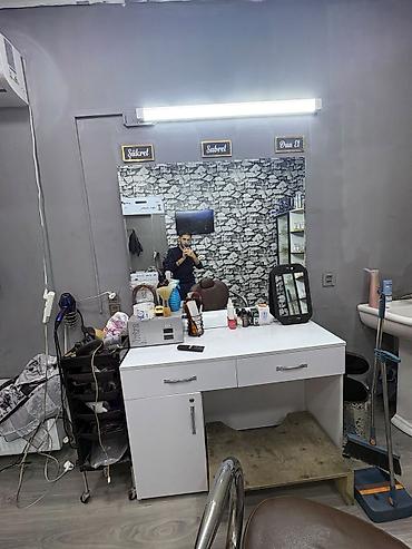 berber guzgu: Bərbər/kişi salonu üçün güzgülü iş masası satılır. Ağ rəngli salon — 2