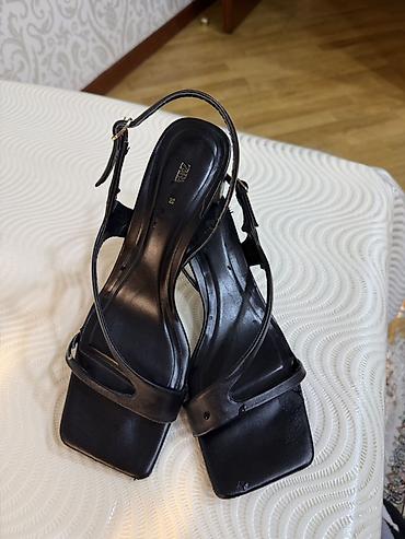 tek pencek: Qadın üçün qara rəngli zərif sandal. Model açıq burunlu, kvadrat — 2