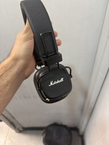 Çəngəllər: Marshall on-ear qulaqlıq - Rəng: qara, dəri teksturalı baş bant və