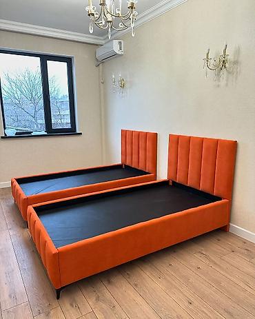 Двуспальные кровати: На заказ. Кровать в современном стиле с мягким изголовьем серого — 4