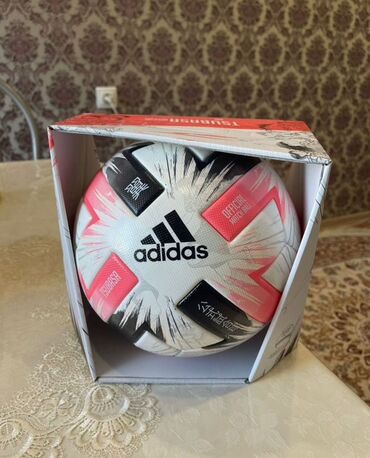 Əlcəklər: Ağ, qara və çəhrayı rənglərdə olan Adidas Tsubasa futbol topu, yüksək