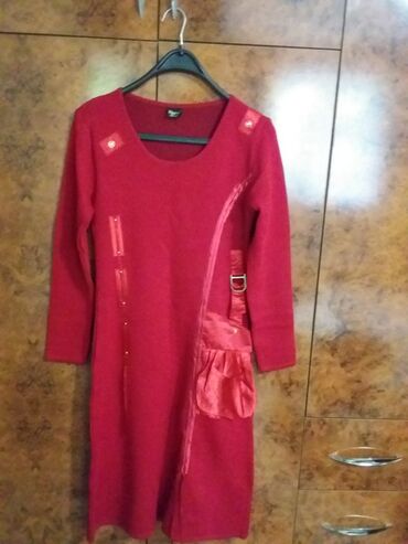 пиджак красный: Красивое приталенное трикотажное платье в отличном состоянии. 1 раз