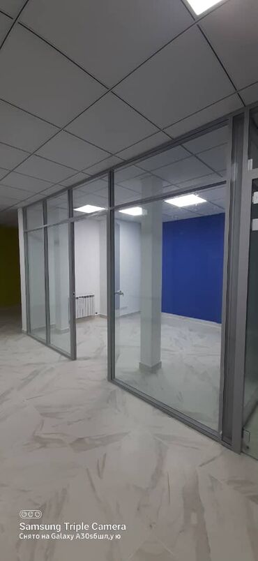 прозрачный кровля: Элегантная офисная перегородка из прозрачного стекла с серым