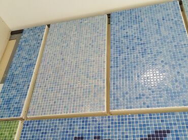 Metal məhsulları: Mavi rəngli mozaika kafel, kiçik kvadrat formalı plitələrdən