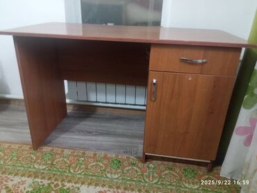 Компьютерные столы: Письменный/компьютерный стол из ЛДСП с правой тумбой. Особенности: -
