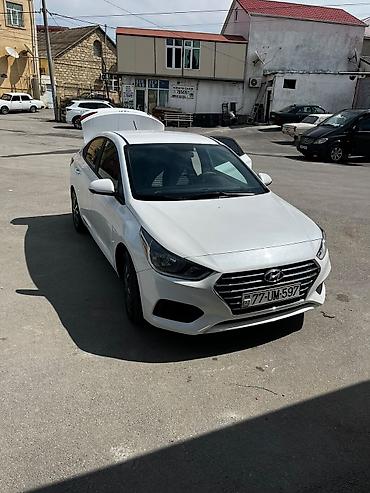 hyundai accent 2012: Hyundai Accent sedan – ağ rəng, 4 qapı, AZ nömrə nişanı. Şəhər üçün — 2