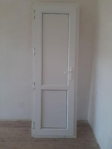 darvaza qapi: Ağ rəngli plastik (PVC) qapı - Material: PVC profilli, iki paneldən — 1