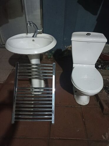 Seyflər: Ikinci el hamam ucun aksesuarlar. Tulpan, unitaz ve suşilka. 3 ü