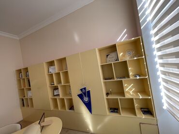 шкаф для кухни: Ofis mebel dəsti Tərkibi: - Divar boyu modul kitab rəfi və şkaf