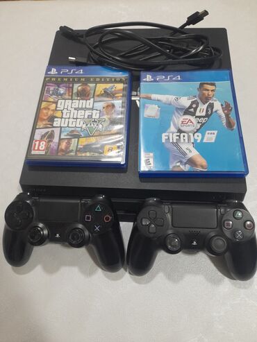 PS4 (Sony Playstation 4): Ps4 pro 1tb 2 joystick biri orginal tam islekdir o birisi ise temir