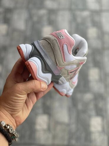 Patike: New Balance 9060 patike

Novo
Brojevi 36 do 40

fb Moja Kupovina 1 — 3