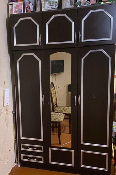 Kreslolar: İşlənmiş, 3 qapılı Düz dolab, Qarderob, paltar dolabı