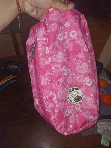 torbe za devojčice: Pernice i torbica patike i opremu za fizičko Pernice po 150 torbica