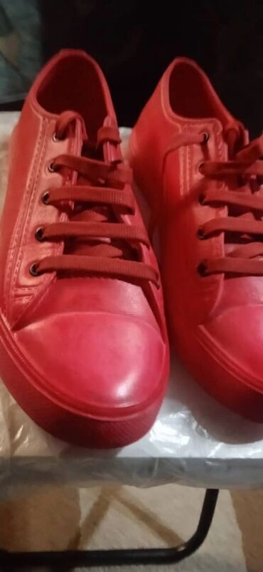 Кроссовки и спортивная обувь: Продаю спортивную обувь. размер 43. цвет красный. цена 900 сом. в