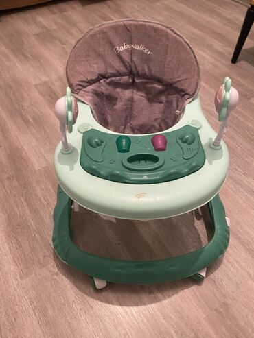zig yolunda evler: Uşaq gəzdiricisi (Babywalker) – yaşıl/mint rəngində, yumşaq qəhvəyi