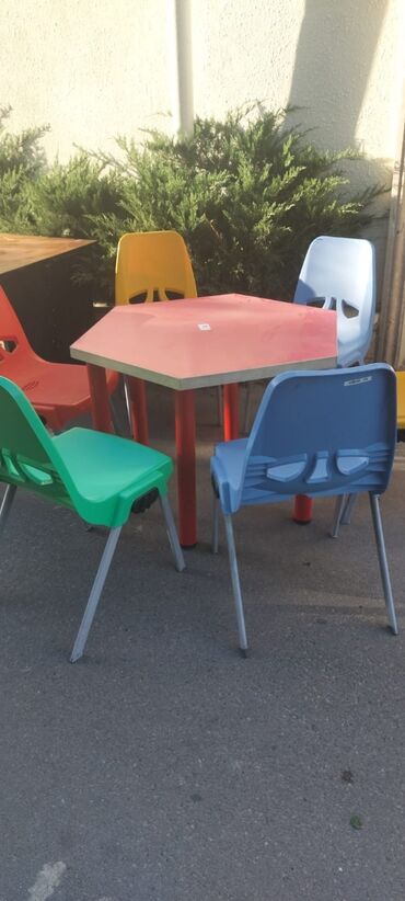 реставрация на мебели: Bagça uşaqları üçün dəst 6 oturacaq və ön masa 6 dəst var rəngbərəng