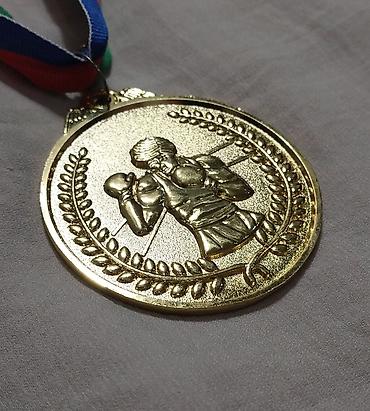 İdman kubokları və medalları: Boks medal dəsti - Rənglər: qızıl, gümüş, bürünc - Dizayn: Hər iki — 10